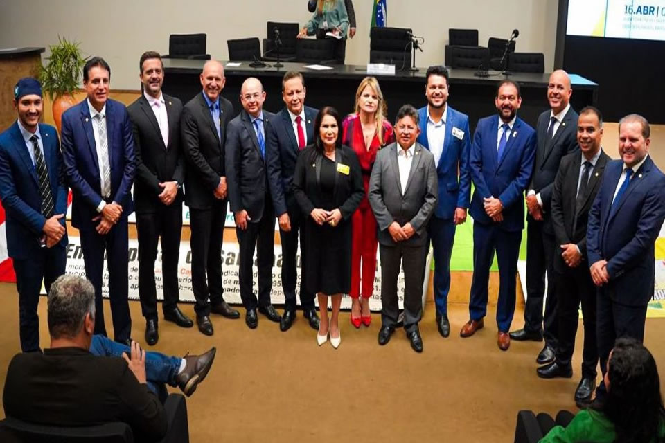 Presidente do Parlamento Amazônico debate mudança na legislação para emancipação de distritos