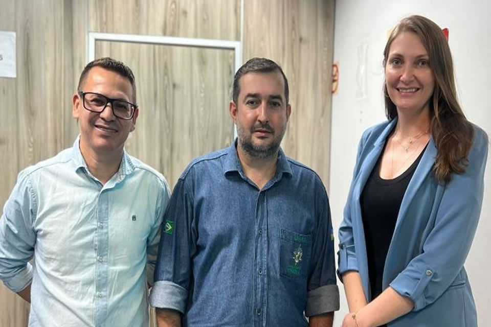 Gislaine Lebrinha intermedia reunião para facilitar a emissão de nota fiscal do produtor rural em São Miguel do Guaporé