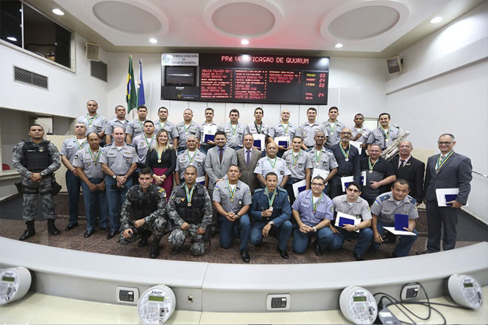 Assembleia realiza solenidade em prol da banda da Polícia Militar