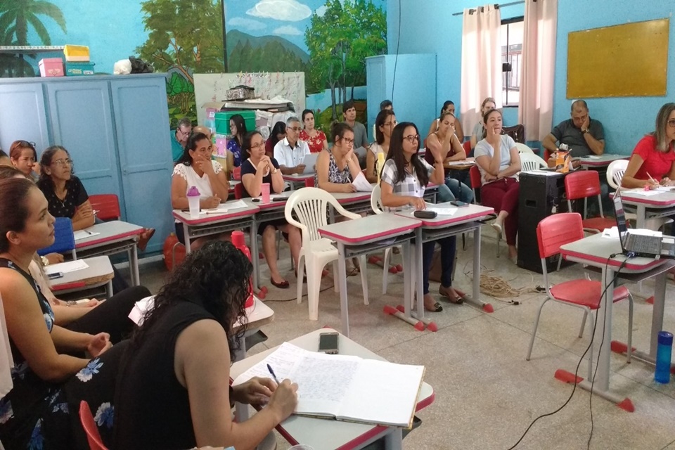 Rolim de Moura - Professores da Escola José Veríssimo participam de  formação pedagógica realizada pela SEMEC