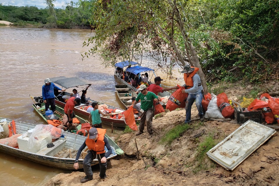 Mais de 2 toneladas de lixo são retiradas do Rio Machado