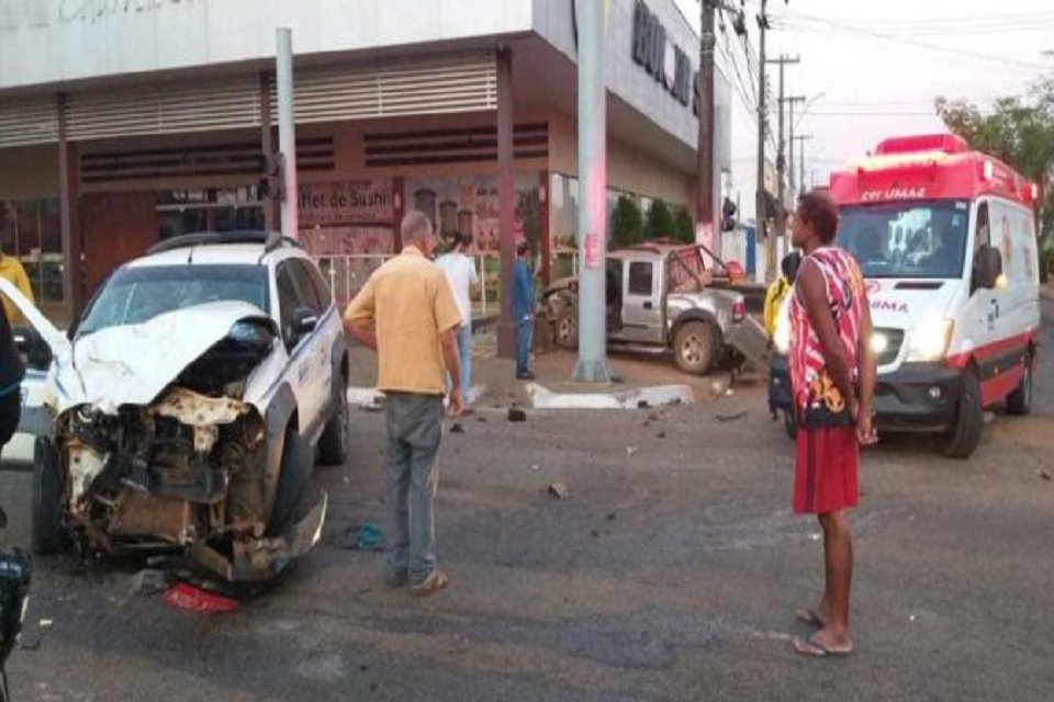 VÍDEO; Grave acidente entre taxi e caminhonete deixa motoristas feridos, em Porto Velho