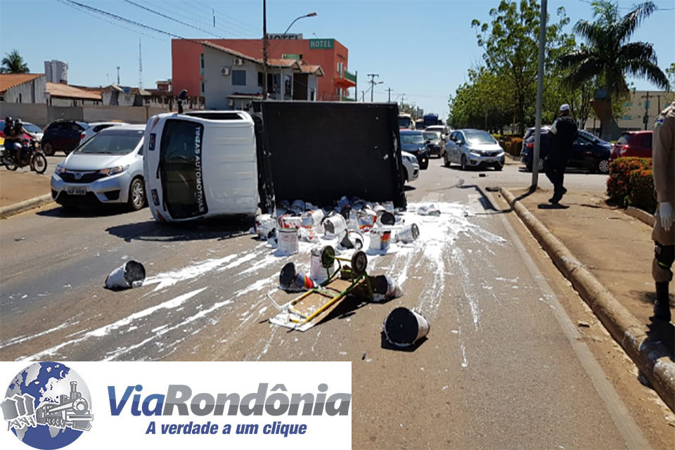 Acidente entre veículos deixa Jorge Teixeira interditada após caminhão tombar com massa corrida