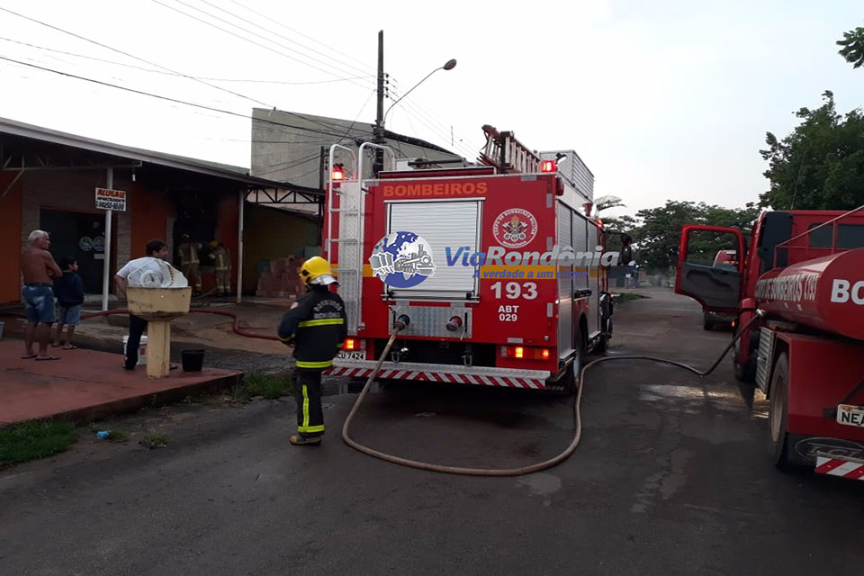 Corpo de Bombeiros combatem incêndio em vila de apartamentos na Capital