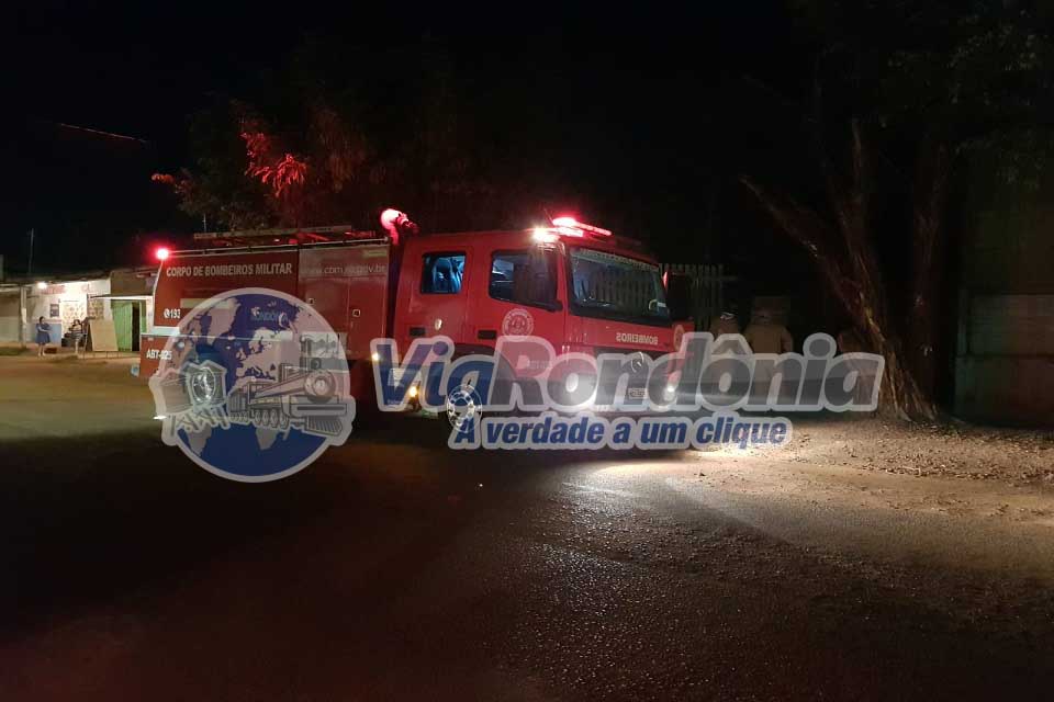 Usuários de drogas ateiam fogo em casa abandonada e bombeiros são chamados