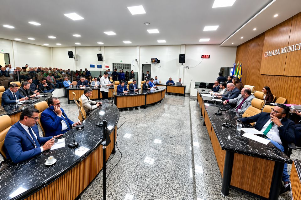 Servidores estão sem salários, vereadores pressionam por nomeações e gestão de Gedeão Negreiros é alvo de críticas