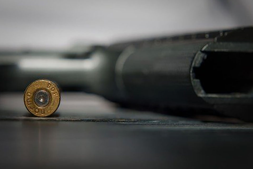 Para proteger a mãe, crianças de 8 e 13 anos fogem de casa com arma do pai