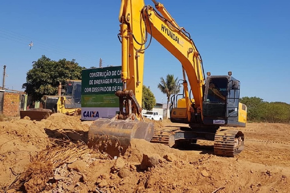 1.500 cargas de aterro despejadas: obras no “Buracão da Curitiba” avançam rapidamente