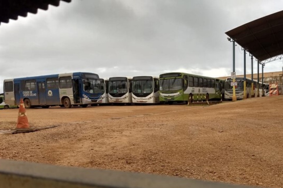 GREVE: Ônibus do transporte coletivo permaneceram na garagem na manhã deste sábado