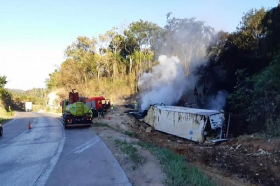 Motorista morre queimado após carreta tombar em rodovia, próximo ao Santo Ântonio