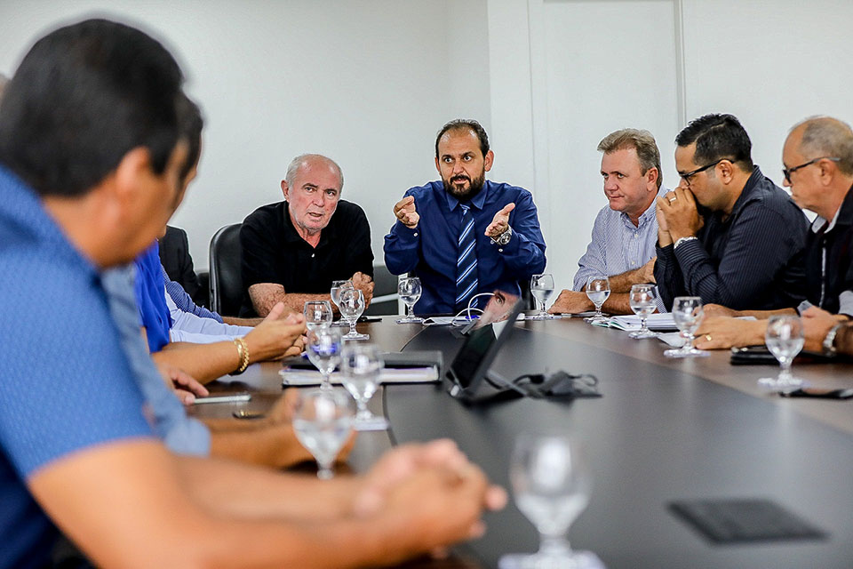 Presidente da Assembleia recebe membros do Cosems para discutir descentralização da saúde pública