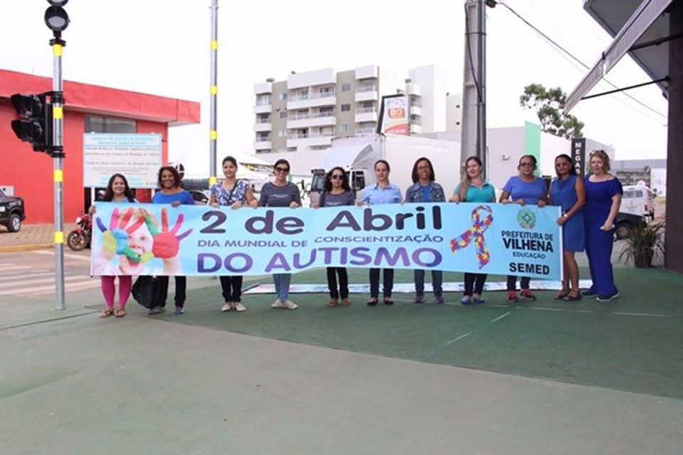 Caminhada Azul mobiliza pais e professores em Vilhena